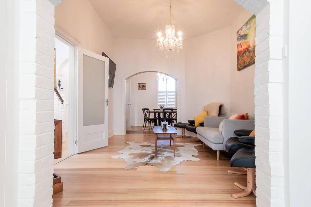 Historic Beauty In The Cbd! Parking And Wifi Διαμέρισμα Λόντσεστον Εξωτερικό φωτογραφία